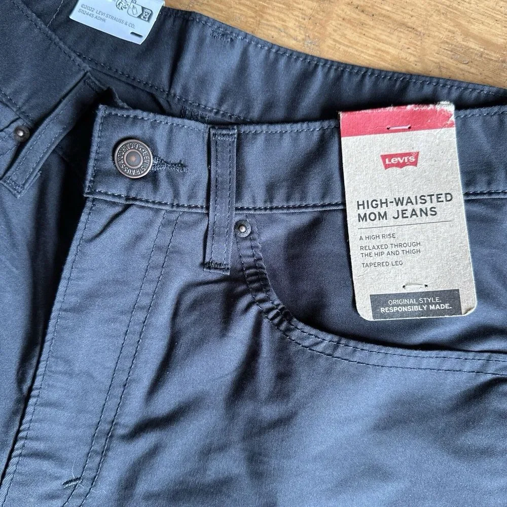 New Levi's Women's 29x30 Black High Waisted Mom Jean Tapered‎ Leg